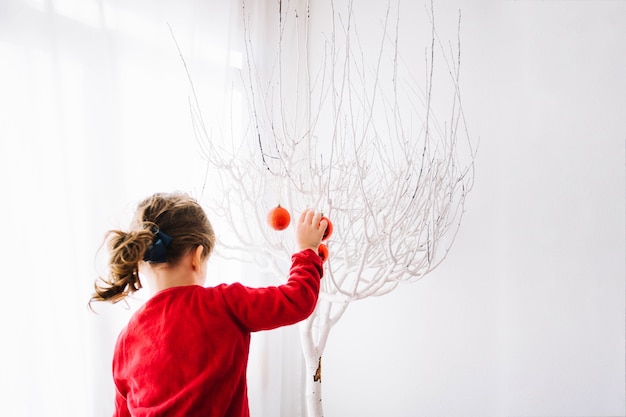 Meisje kerstboom versieren