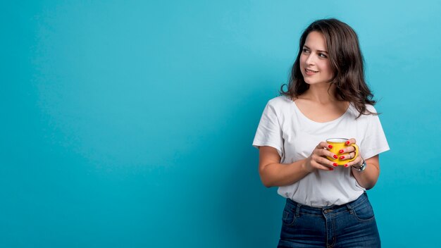 Gratis foto meisje koffie drinken