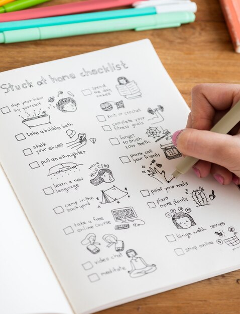 Meisje krabbelt en maakt een checklist in een notitieboekje