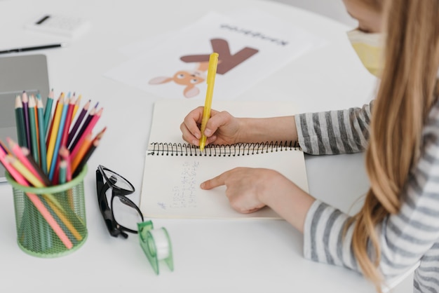 Gratis foto meisje leert van online klassen hoge weergave