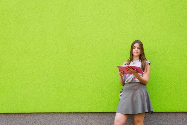 Gratis foto meisje leesboek buiten