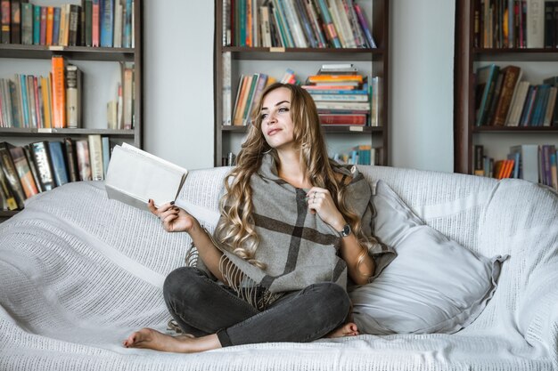 meisje leesboek op sofa