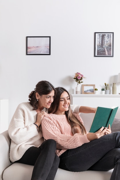 Gratis foto meisje leest voor haar moeder