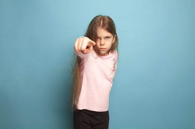 Meisje legt haar vinger naar voren