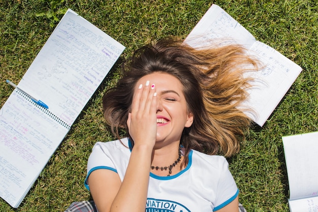 Gratis foto meisje liggend op gras lachend