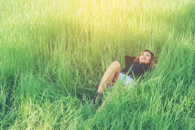 Meisje liggend op het gras