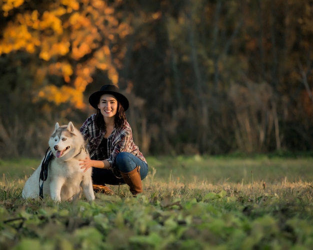 meisje loopt met husky