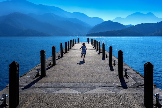 Meisje loopt op traject in Sun moon lake, Taiwan.