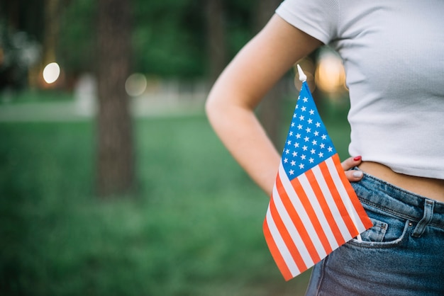 Gratis foto meisje met amerikaanse vlag in zak