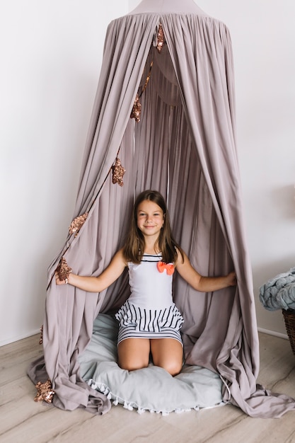 Gratis foto meisje met ballonnen in de tent