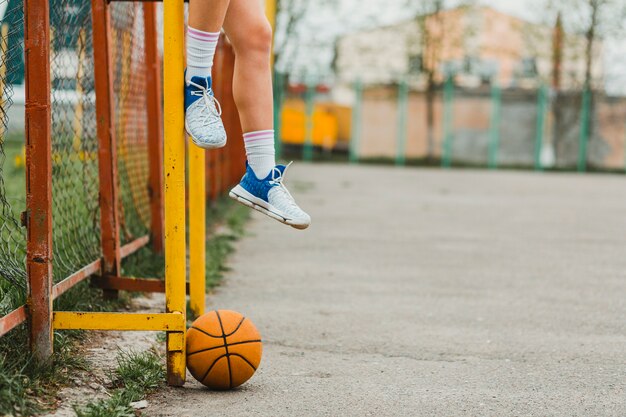 Meisje met basketbal in stedelijke omgeving