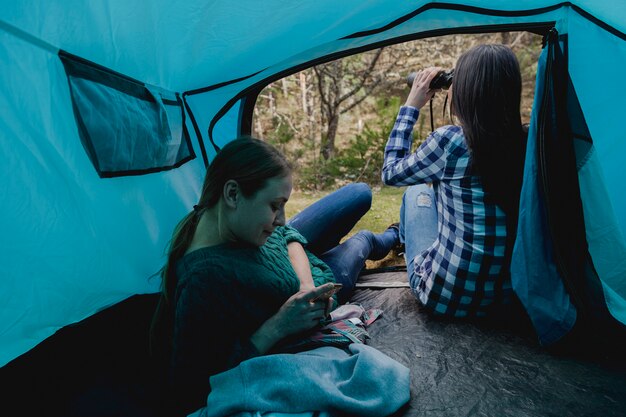 Meisje met behulp van haar verrekijker naast haar vriend