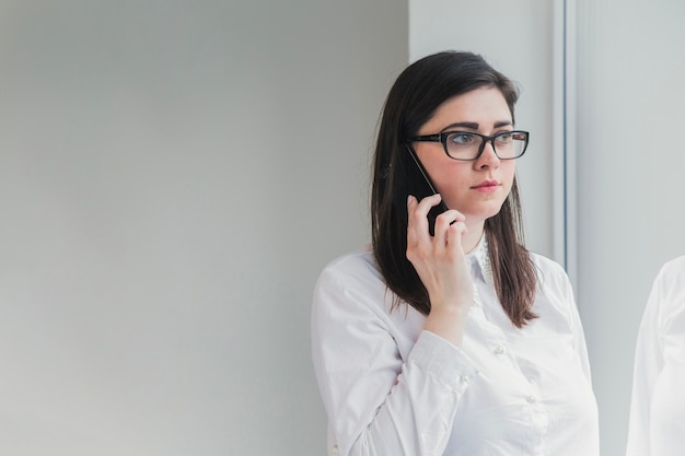 Meisje met behulp van smartphone en praten