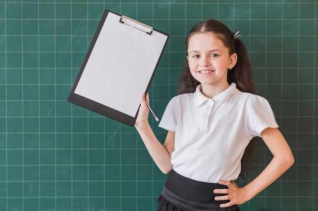 Gratis foto meisje met bestandshouder dichtbij bord