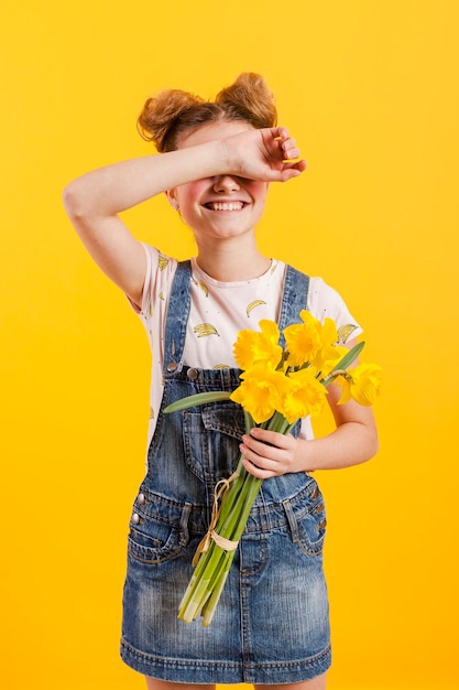 Gratis foto meisje met bloemen die ogen behandelen