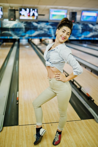 Meisje met bowlingbal op steegje gespeeld bij bowlingclub