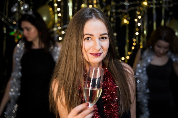 Meisje met champagne bij nieuwe jaarpartij