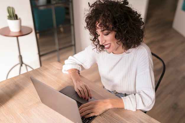 Meisje met een laptop