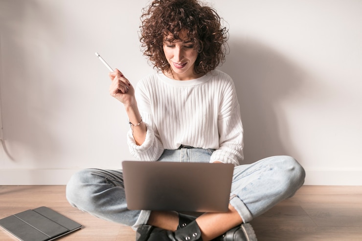 Gratis Foto meisje met een laptop