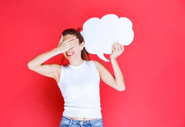 Meisje met een leeg ideaboard in de vorm van een wolk en ziet er uitgeput uit.