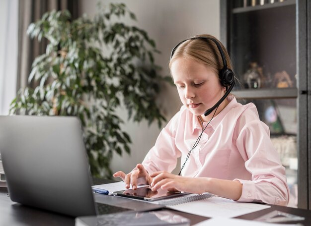 Meisje met een online les