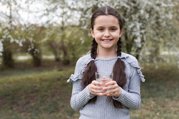 Meisje met glas buitenshuis