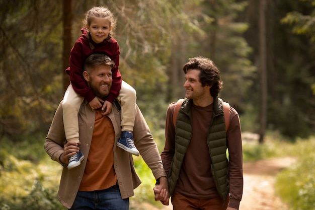 Meisje met haar vaders genietend van familie-uitstapje