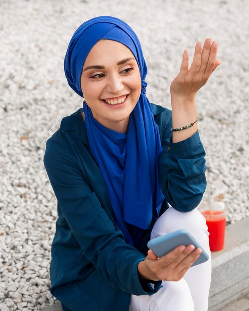 Meisje met hijab praten aan de telefoon
