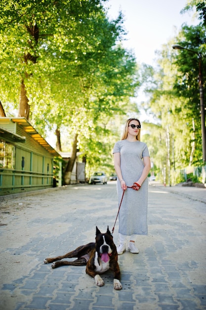 Gratis foto meisje met hond pitbullterriër op een wandeling
