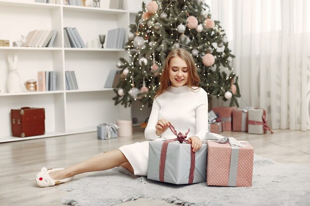 Meisje met kerstdozen. Vrouw thuis. Ladu bereidt zich voor op vakantie.