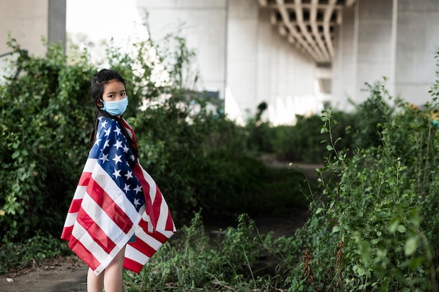 Meisje met masker en amerikaanse vlag