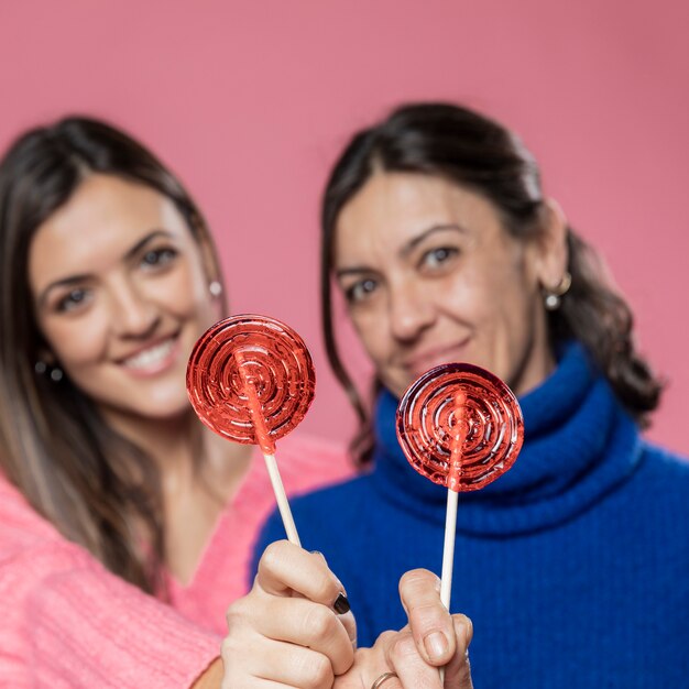 Meisje met moeder lollies eten