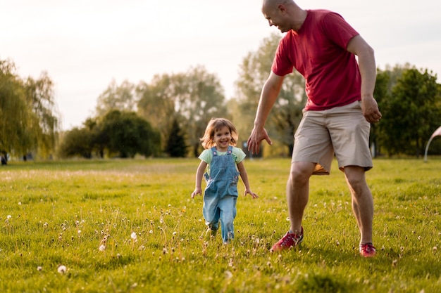 Meisje met papa. vader gooit baby in de lucht. vrolijk gelach, emotioneel kind, geluk.