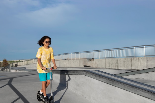 Meisje met plezier buiten in de zomer