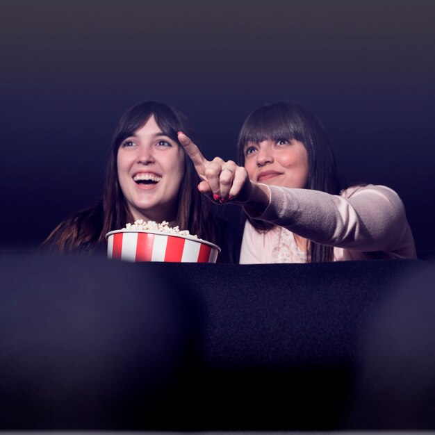 Meisje met popcorn in de bioscoop