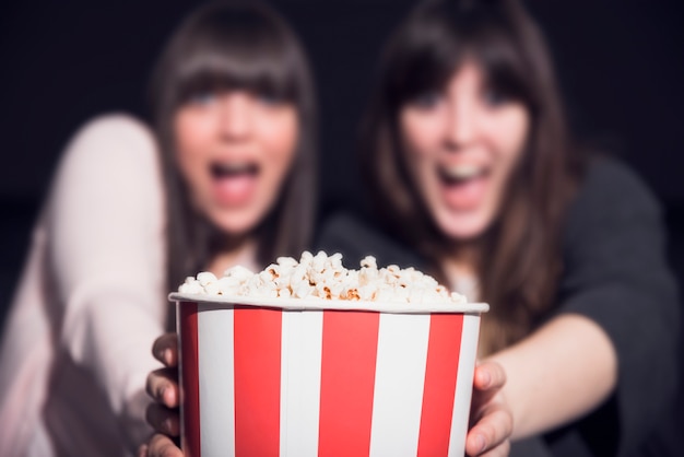 Meisje met popcorn in de bioscoop