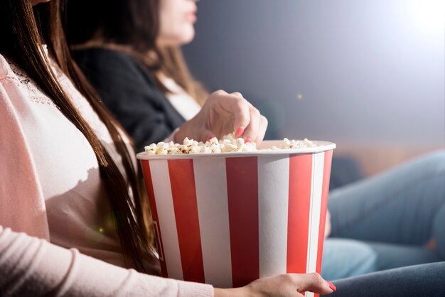 Meisje met popcorn in de bioscoop