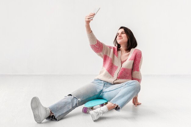 Meisje met skateboard nemen selfie