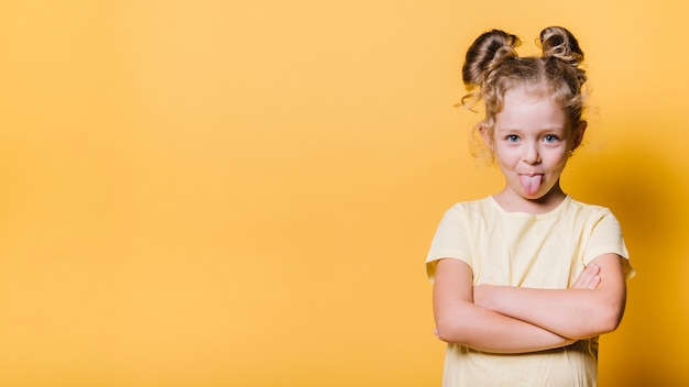 Meisje met speelse expressie