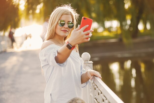 meisje met telefoon