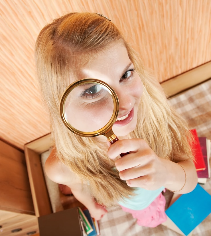 Gratis Foto meisje met vergrootglas