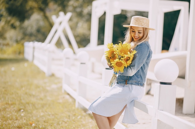 Gratis foto meisje met zonnebloemen