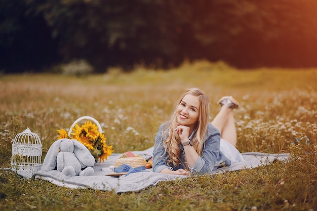 meisje met zonnebloemen