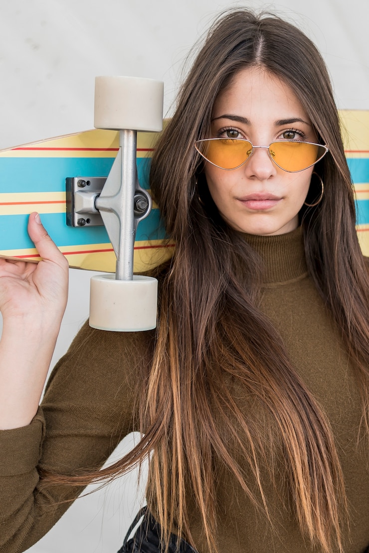 Gratis Foto meisje met zonnebril en skateboard