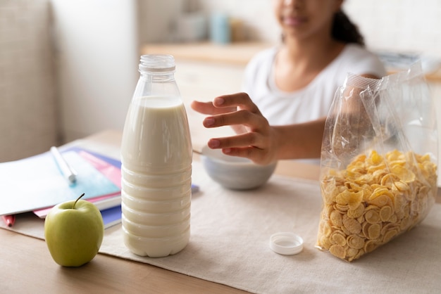 Gratis foto meisje ontbijten voor school