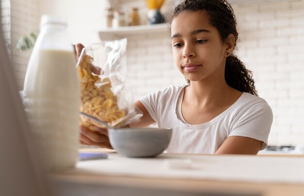 Meisje ontbijten voor school