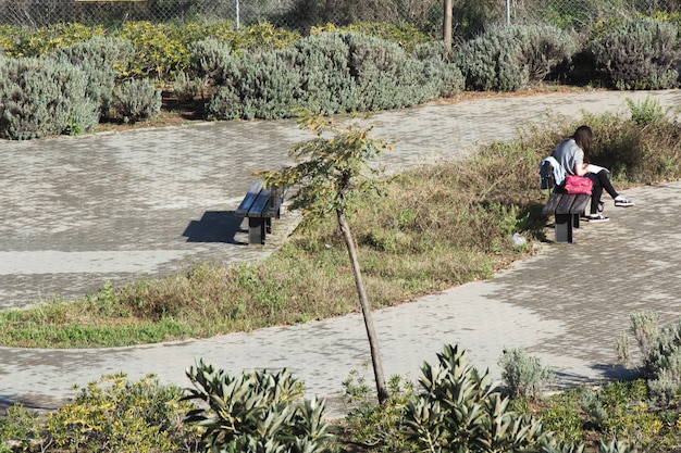 Gratis foto meisje op de bank