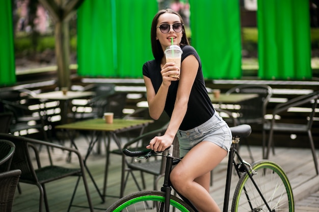 Gratis foto meisje op een fiets