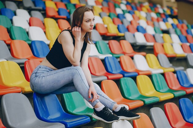 meisje op een stadion