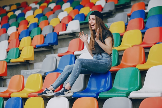 meisje op een stadion